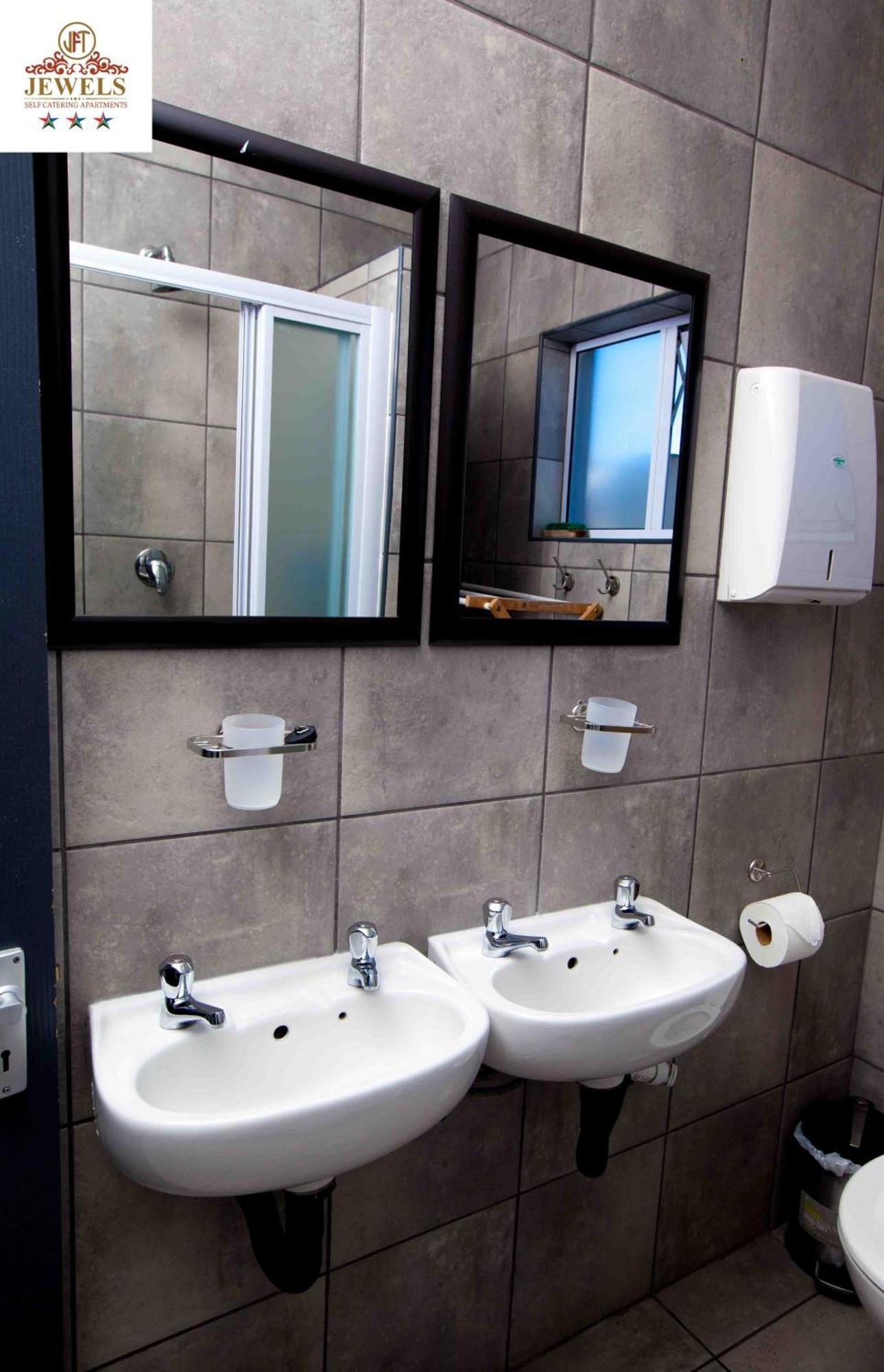 Jft Self Catering Units Bed & Breakfast East London Exterior photo